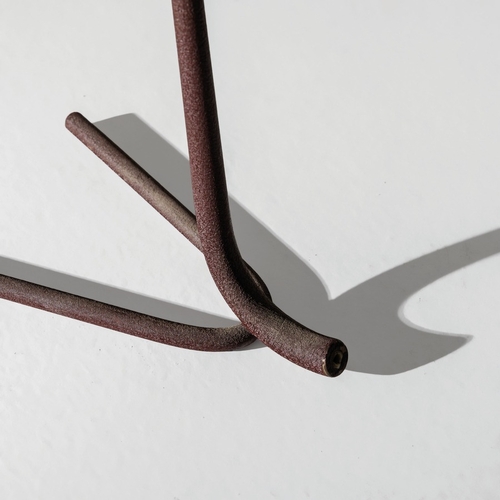 129 - GINO SARFATTILampada da tavolo. Metallo goffrato, alluminio verniciato. Produzione Arteluce, anni '4... 