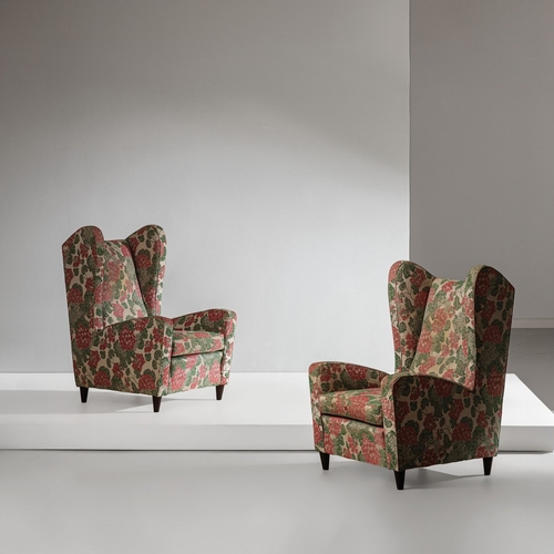 130 - GIO PONTICoppia di grandi poltrone bergère. Legno tornito, tessuto imbottito. Italia, anni '40. Peri... 