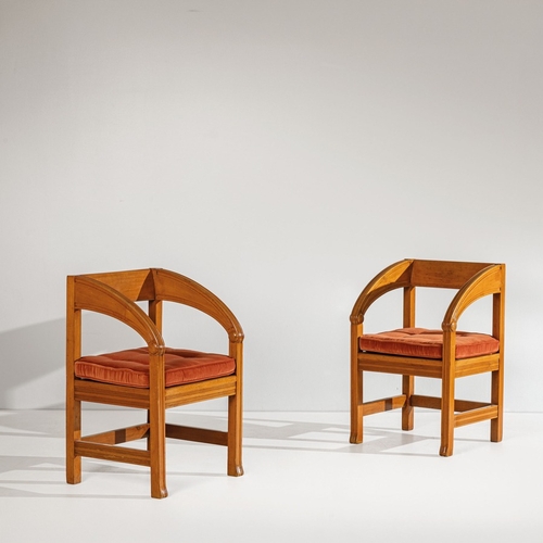 133 - DUILIO CAMBELLOTTI (ATTRIB. A)Coppia di troni. Legno di noce lavorato, tessuto imbottito. Italia ann... 