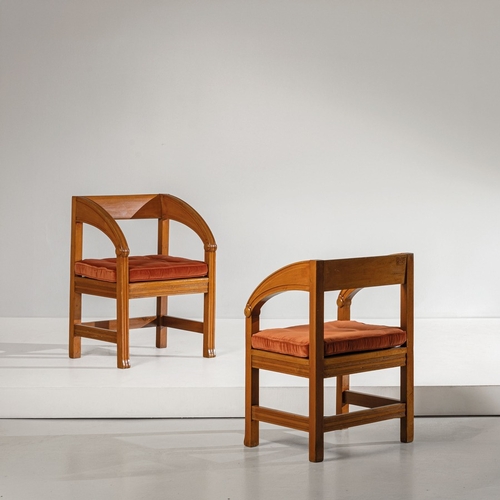 133 - DUILIO CAMBELLOTTI (ATTRIB. A)Coppia di troni. Legno di noce lavorato, tessuto imbottito. Italia ann... 