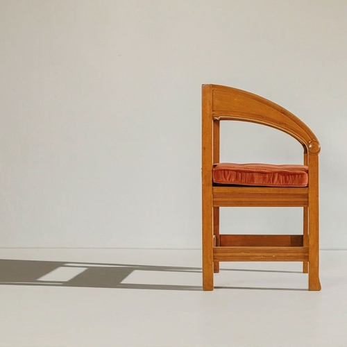 133 - DUILIO CAMBELLOTTI (ATTRIB. A)Coppia di troni. Legno di noce lavorato, tessuto imbottito. Italia ann... 