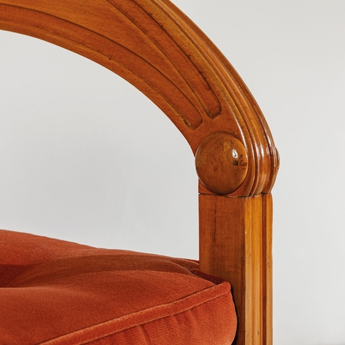 133 - DUILIO CAMBELLOTTI (ATTRIB. A)Coppia di troni. Legno di noce lavorato, tessuto imbottito. Italia ann... 