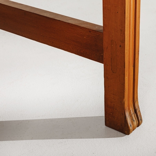 133 - DUILIO CAMBELLOTTI (ATTRIB. A)Coppia di troni. Legno di noce lavorato, tessuto imbottito. Italia ann... 