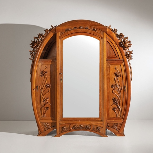 134 - CARLO ZENArmadio. Legno di noce, legno di noce scolpito, cristallo specchiato. Italia, anni '20. cm ... 