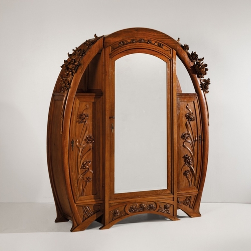 134 - CARLO ZENArmadio. Legno di noce, legno di noce scolpito, cristallo specchiato. Italia, anni '20. cm ... 