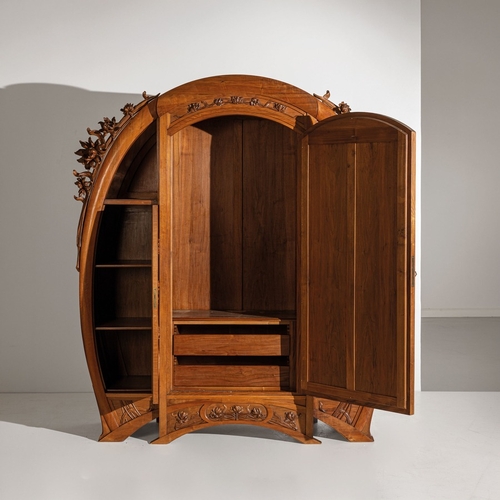 134 - CARLO ZENArmadio. Legno di noce, legno di noce scolpito, cristallo specchiato. Italia, anni '20. cm ... 