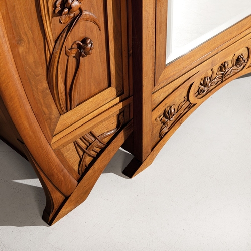 134 - CARLO ZENArmadio. Legno di noce, legno di noce scolpito, cristallo specchiato. Italia, anni '20. cm ... 