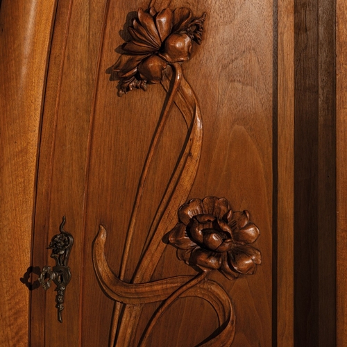 134 - CARLO ZENArmadio. Legno di noce, legno di noce scolpito, cristallo specchiato. Italia, anni '20. cm ... 