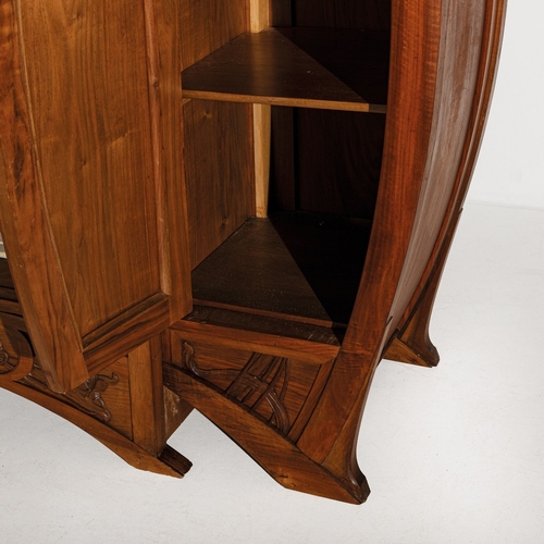 134 - CARLO ZENArmadio. Legno di noce, legno di noce scolpito, cristallo specchiato. Italia, anni '20. cm ... 