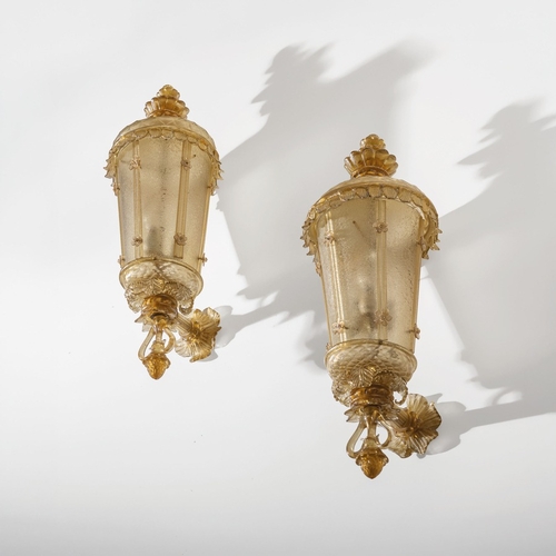 135 - ARCHIMEDE SEGUSOCoppia di lampade da parete. Ottone, vetro lavorato a caldo. Produzione Seguso Vetri... 