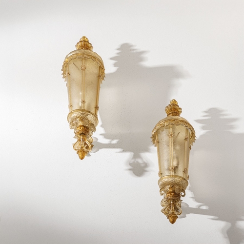 135 - ARCHIMEDE SEGUSOCoppia di lampade da parete. Ottone, vetro lavorato a caldo. Produzione Seguso Vetri... 