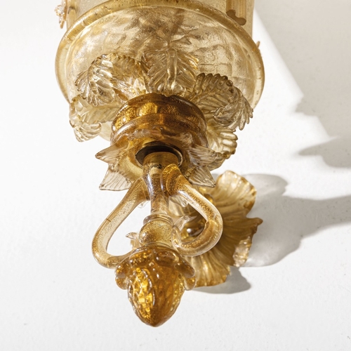 135 - ARCHIMEDE SEGUSOCoppia di lampade da parete. Ottone, vetro lavorato a caldo. Produzione Seguso Vetri... 