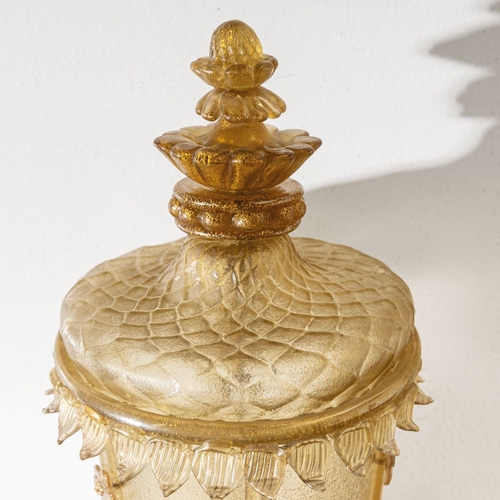 135 - ARCHIMEDE SEGUSOCoppia di lampade da parete. Ottone, vetro lavorato a caldo. Produzione Seguso Vetri... 