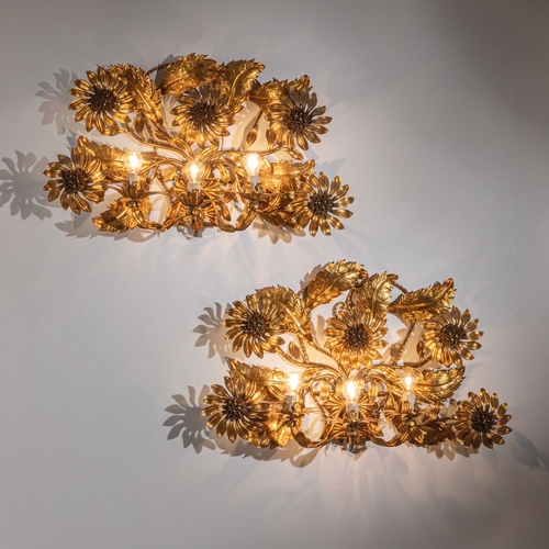 137 - MANIFATTURA ITALIANACoppia di grandi lampade da parete. Metallo lavorato e dorato. Italia anni '40.c... 