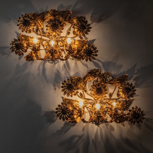 137 - MANIFATTURA ITALIANACoppia di grandi lampade da parete. Metallo lavorato e dorato. Italia anni '40.c... 