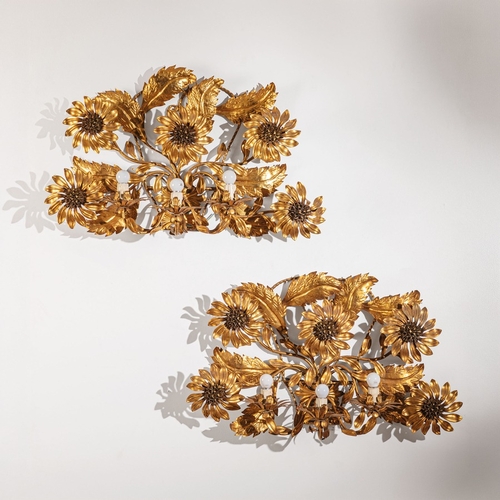 137 - MANIFATTURA ITALIANACoppia di grandi lampade da parete. Metallo lavorato e dorato. Italia anni '40.c... 