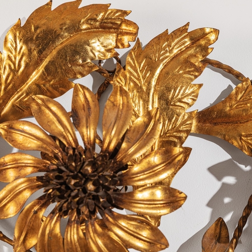 137 - MANIFATTURA ITALIANACoppia di grandi lampade da parete. Metallo lavorato e dorato. Italia anni '40.c... 