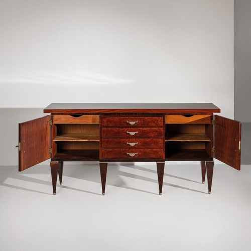 138 - GIO PONTI & EMILIO LANCIA (ATTRIB. A)Credenza. Legno di mogano, radica di tuja, ottone nichelato. It... 