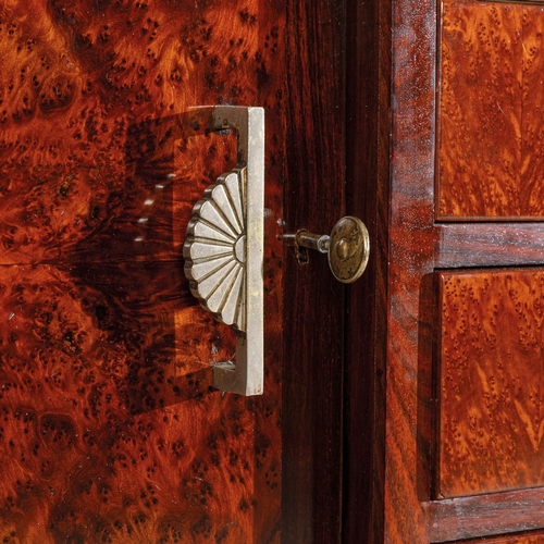 138 - GIO PONTI & EMILIO LANCIA (ATTRIB. A)Credenza. Legno di mogano, radica di tuja, ottone nichelato. It... 