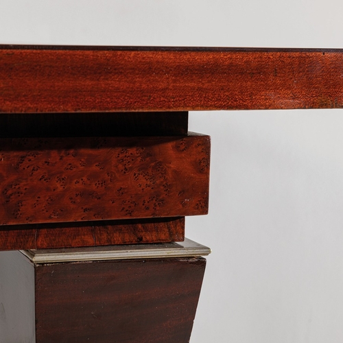 140 - GIO PONTI & EMILIO LANCIA (ATTRIB. A)Tavolo allungabile. Legno di mogano, radica di tuja, ottone nic... 