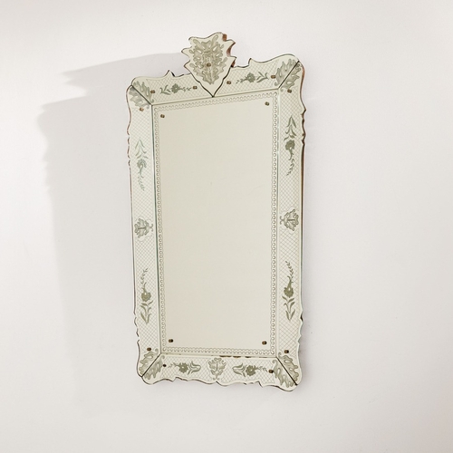 143 - GIO PONTIGrande specchio da parete. Legno di noce, cristallo specchiato, sabbiato e parzialmente dec... 