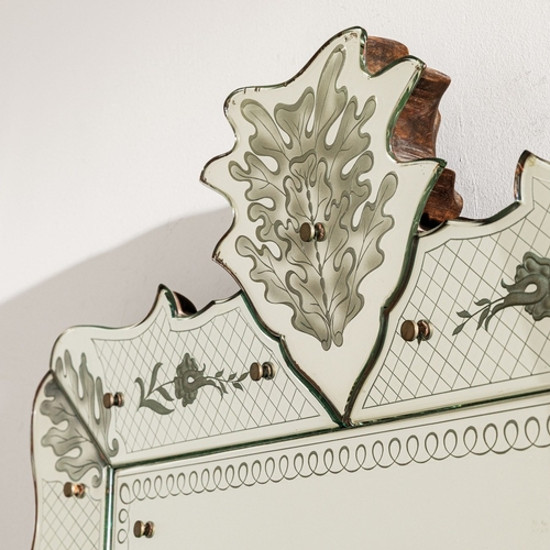 143 - GIO PONTIGrande specchio da parete. Legno di noce, cristallo specchiato, sabbiato e parzialmente dec... 