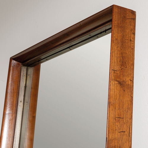 145 - GUGLIELMO ULRICHGrande specchio a figura intera. Legno, ottone, cristallo specchiato. Produzione L'A... 
