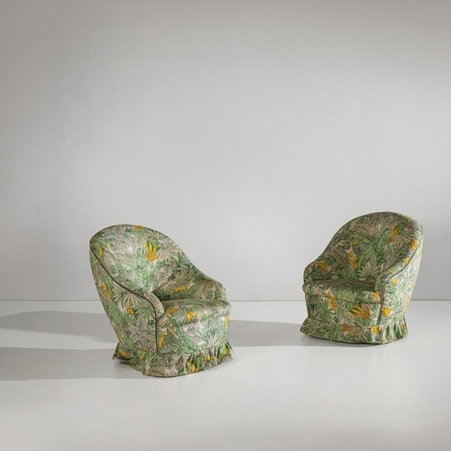 146 - GIO PONTICoppia di poltrone. Legno tornito, tessuto imbottito. Produzione Casa & Giardino anni '40. ... 