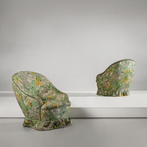 146 - GIO PONTICoppia di poltrone. Legno tornito, tessuto imbottito. Produzione Casa & Giardino anni '40. ... 