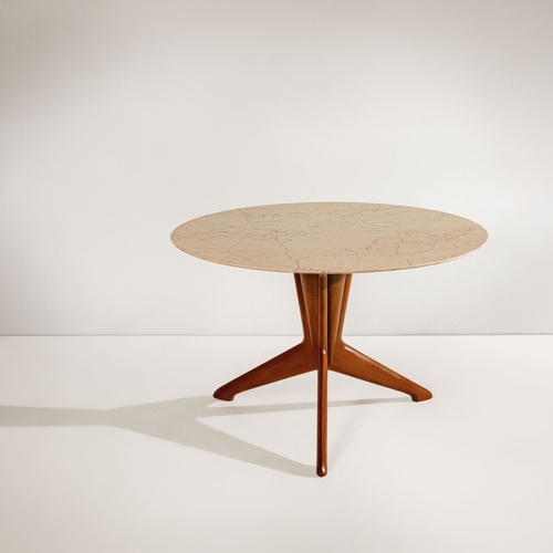 148 - ICO & LUISA PARISITavolo. Legno, marmo. Produzione Fratelli Rizzi anni '50.cm 78x129A TABLE BY I. & ... 