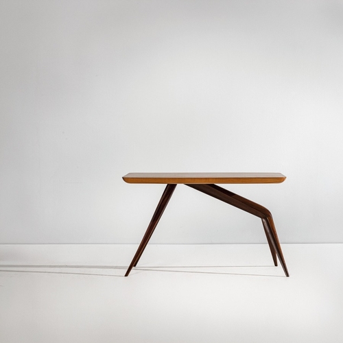 152 - GIANCESARE BATTAINITavolino da centro. Legno lavorato, legno di acero, legno di noce. Italia anni '5... 