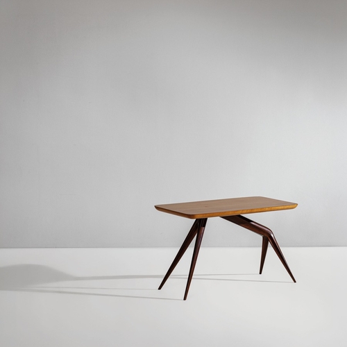 152 - GIANCESARE BATTAINITavolino da centro. Legno lavorato, legno di acero, legno di noce. Italia anni '5... 