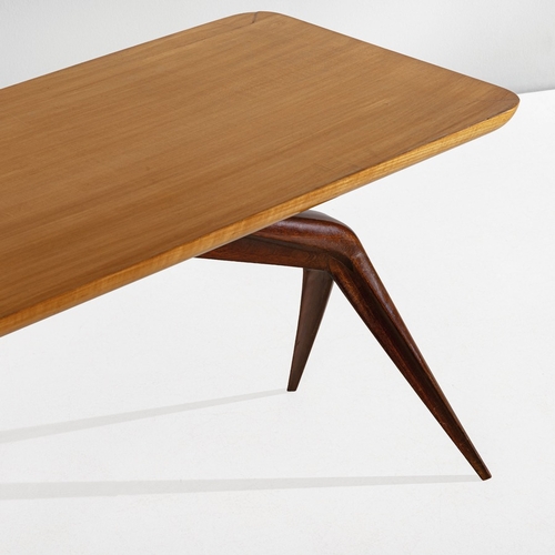 152 - GIANCESARE BATTAINITavolino da centro. Legno lavorato, legno di acero, legno di noce. Italia anni '5... 