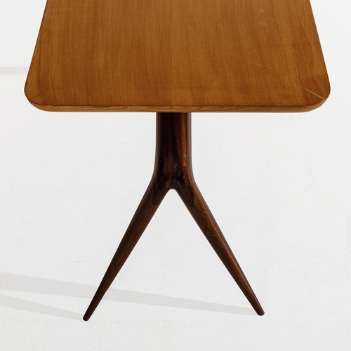 152 - GIANCESARE BATTAINITavolino da centro. Legno lavorato, legno di acero, legno di noce. Italia anni '5... 