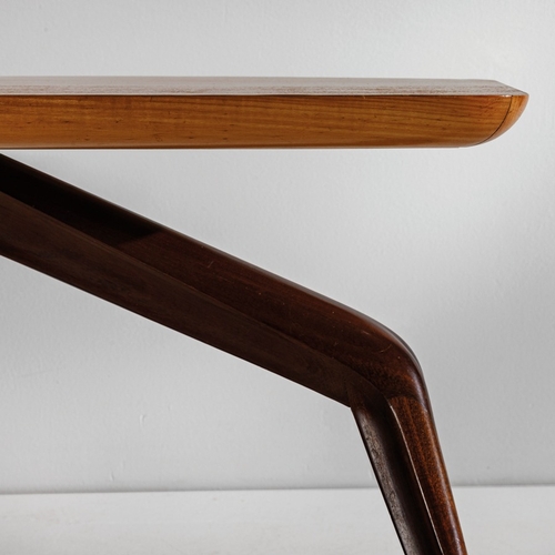 152 - GIANCESARE BATTAINITavolino da centro. Legno lavorato, legno di acero, legno di noce. Italia anni '5... 