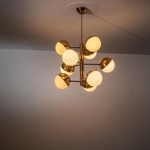 154 - STILNOVOLampada a sospensione mod. 1129. Ottone, metallo smaltato, vetro opalino. Italia, 1960 circa... 