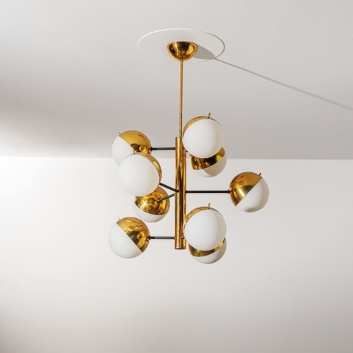 154 - STILNOVOLampada a sospensione mod. 1129. Ottone, metallo smaltato, vetro opalino. Italia, 1960 circa... 