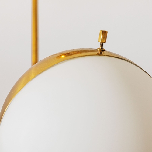 154 - STILNOVOLampada a sospensione mod. 1129. Ottone, metallo smaltato, vetro opalino. Italia, 1960 circa... 