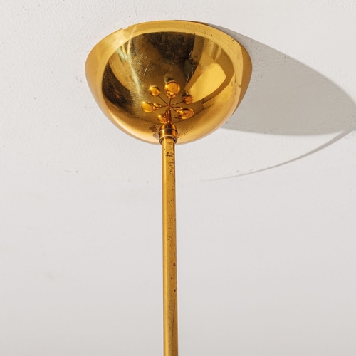 154 - STILNOVOLampada a sospensione mod. 1129. Ottone, metallo smaltato, vetro opalino. Italia, 1960 circa... 