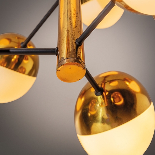 154 - STILNOVOLampada a sospensione mod. 1129. Ottone, metallo smaltato, vetro opalino. Italia, 1960 circa... 