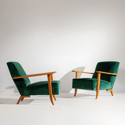 157 - GIO PONTICoppia di poltrone. Legno di acero, radica, tessuto imbottito. produzione Casa & Giardino; ... 