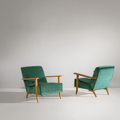 157 - GIO PONTICoppia di poltrone. Legno di acero, radica, tessuto imbottito. produzione Casa & Giardino; ... 