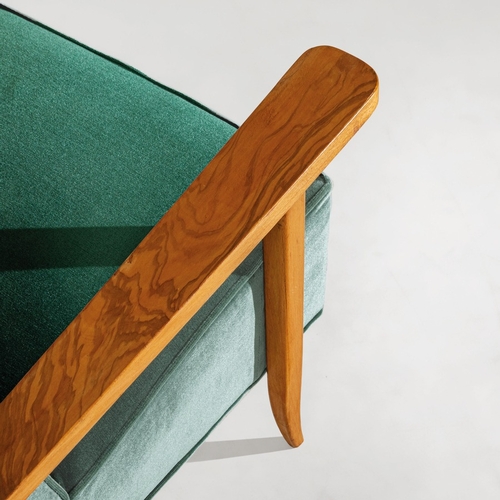 157 - GIO PONTICoppia di poltrone. Legno di acero, radica, tessuto imbottito. produzione Casa & Giardino; ... 