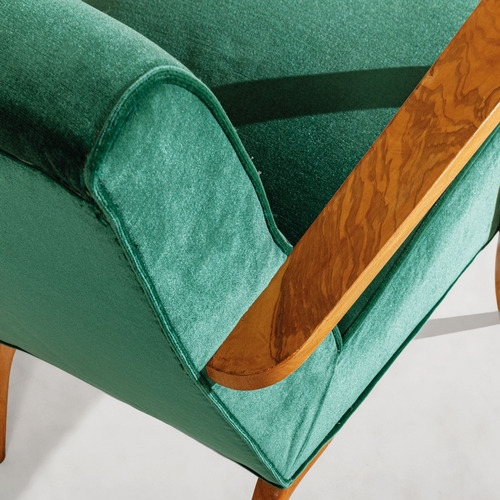 157 - GIO PONTICoppia di poltrone. Legno di acero, radica, tessuto imbottito. produzione Casa & Giardino; ... 