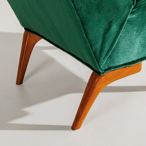 157 - GIO PONTICoppia di poltrone. Legno di acero, radica, tessuto imbottito. produzione Casa & Giardino; ... 