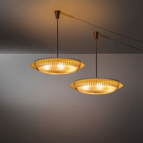 158 - ANGELO LELIICoppia di lampade a sospensione mod. 12697. Ottone, verto stampato, vetro opalino curvat... 