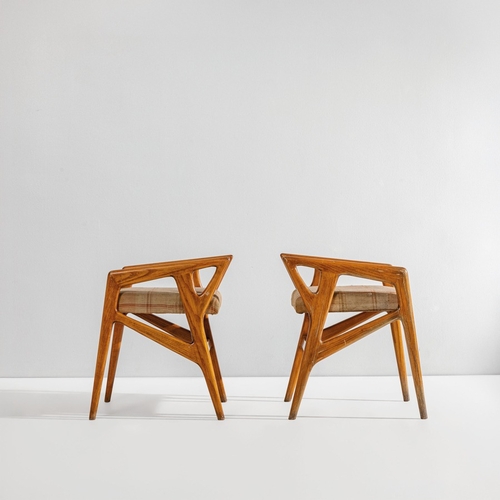 159 - GIO PONTICoppia di panchetti. Legno, tessuto imbottito. Italia anni '50.cm 54x45x45A PAIR OF STOOLS ... 