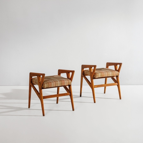 159 - GIO PONTICoppia di panchetti. Legno, tessuto imbottito. Italia anni '50.cm 54x45x45A PAIR OF STOOLS ... 