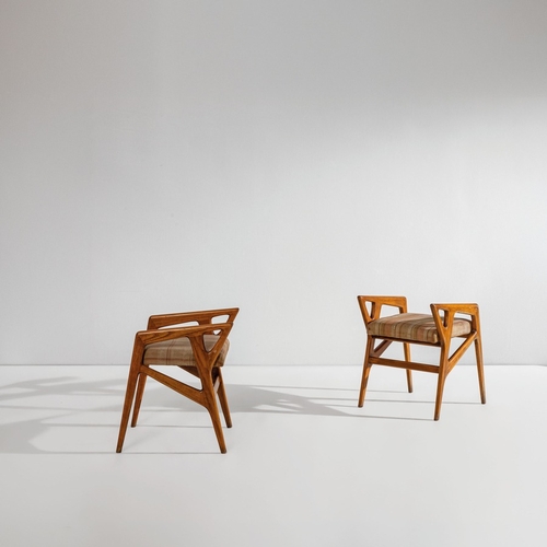 159 - GIO PONTICoppia di panchetti. Legno, tessuto imbottito. Italia anni '50.cm 54x45x45A PAIR OF STOOLS ... 