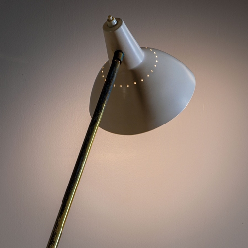 160 - STILNOVOCoppia di lampade da terra. Marmo, ottone, metallo verniciato. Produzione Stilnovo anni '50.... 